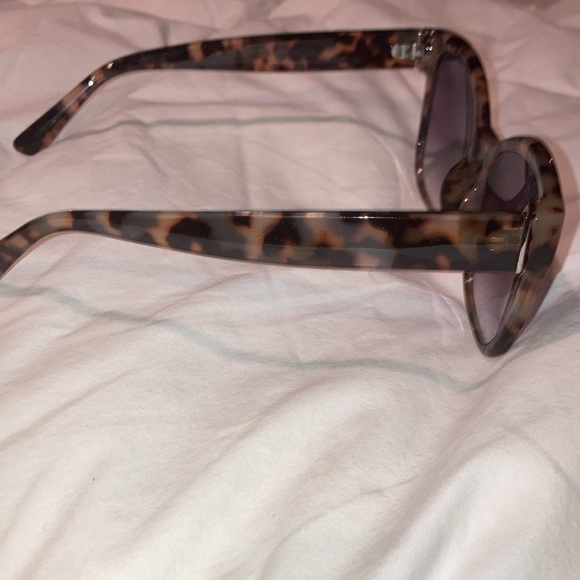 Tortoise shell gold cat eye sunglasses 🕶 - Picture 4 of 6